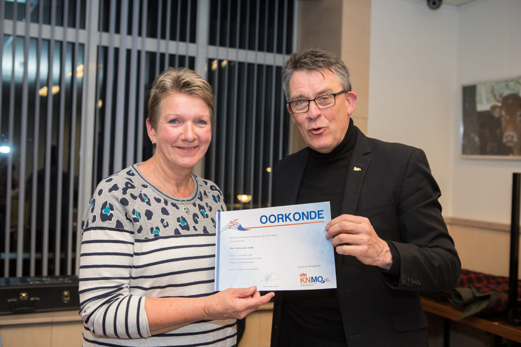 RIky ontvangt de oorkonde uit handen van Joop van Meulenreek.